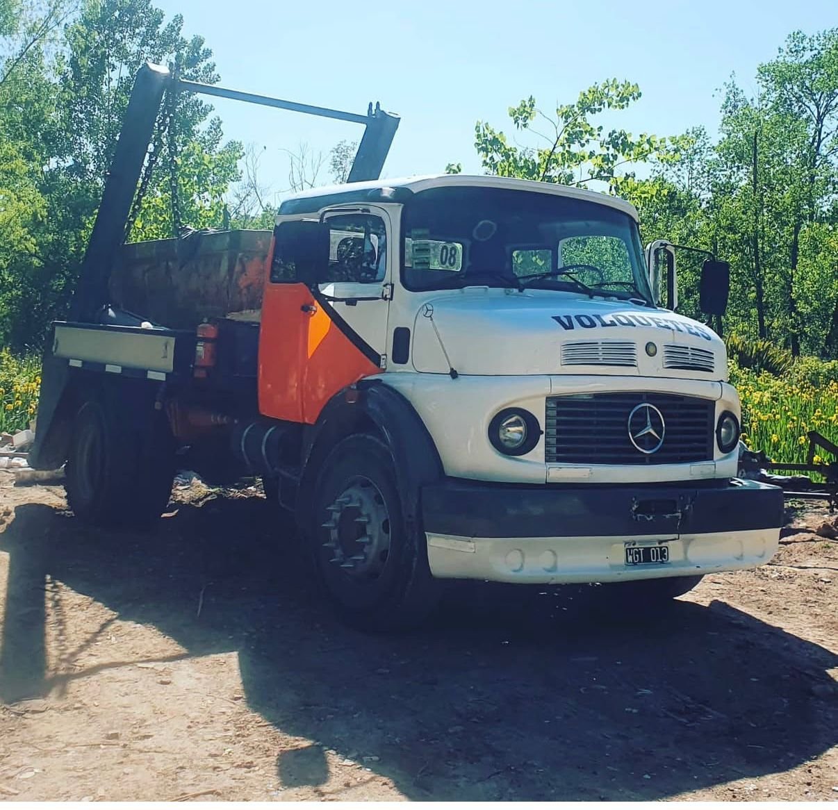 Camión Mercedes Benz con volquete
